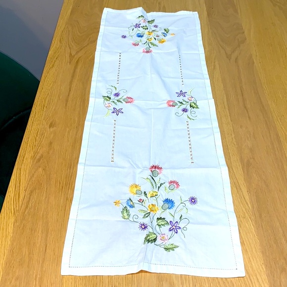 ☀️Friday Happiness SALE☀️ 🌸🍃🪻April Cornell-Embroidered Cotton Tablecloth - Picture 2 of 9